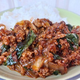 ข้าวหมูสับผัดพริกเผาใบโหระพา
