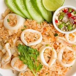 ข้าวผัดไข่ใส่ปลาหมึก