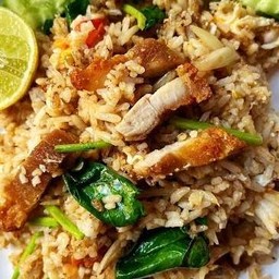 ข้าวผัดหมูกรอบ