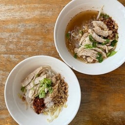 ก๋วยเตี๋ยวต้มยำไก่ฉีก (50฿)