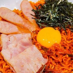 มาม่าเผ็ดเกาหลีเบคอน+ไส้กรอก+ไข่ดาว