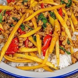 ข้าวกะเพราหน่อไม้หมูสับ