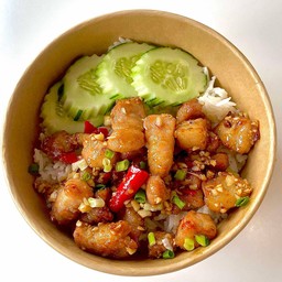 ข้าวหน้าหมูสามชั้นทอดคั่วพริกเกลือ