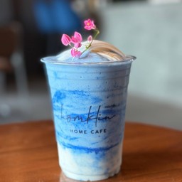 มะพราวปั่นนมสดสาหร่ายสไปรูลิน่าสีน้ำเงิน