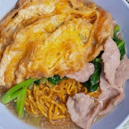 หมี่กรอบราดหน้าหมูใส่ไข่