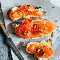 Sandwich  Salmon / แซนวิชหน้าเปิด แซลม่อนรมควัน 3ชิ้น