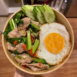 ครัวรวย(พัฒนาการ)กระเพรา,ผัดคะน้า,หมูกรอบ