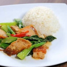 ข้าว ผัดคะน้า หมูกรอบ