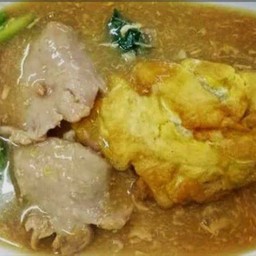 เส้นใหญ่ราดหน้าหมูใส่ไข่