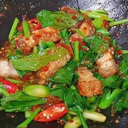กระเพราคะน้าหมูกรอบราดข้าว