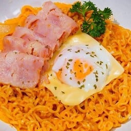 มาม่าเผ็ดเกาหลีเบคอน+ไข่ดาว+ชีส