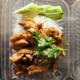 ข้าวไก่ทอดกระเทียมพริกไทย