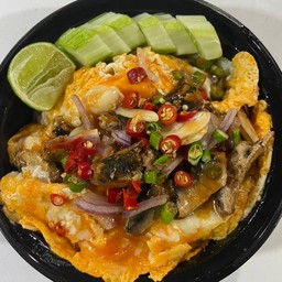 ข้าวหน้าไข่ขยี้ปลากระป๋อง