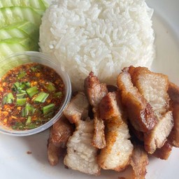 ข้าวหน้าสามชั้นทอดน้ำปลา