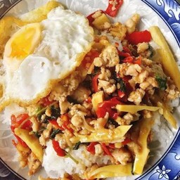 ข้าวหน้ากระเพราไก่สับหน่อไม้+ไข่ดาว