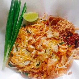 ผัดไทยโบราณพิเศษใส่ไก่