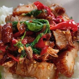 กระเพราหมูกรอบราดข้าว