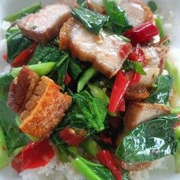 คะน้าหมูกรอบ