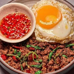 กระเพราเนื้อสับวากิวผัดมันวัวไข่ดาว