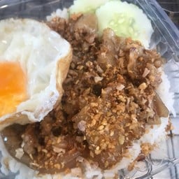 สามชั้นกระเทียม + ไข่ดาว