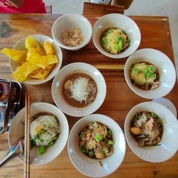 ร้านก๋วยเตี๋ยวเรือนรกเเตก สาขาท่าจีน สาขาท่าจีน
