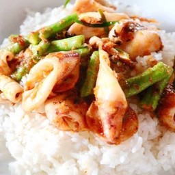ข้าวพริกแกงปลาหมึก