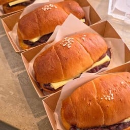 ขนมปังเกลือ เนยถั่วแดงญี่ปุ่น