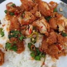 ข้าว กระเพรา ไก่กรอบ