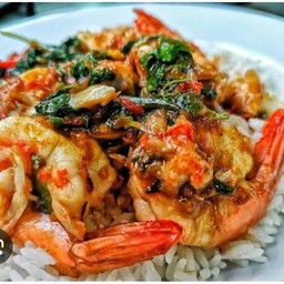 กระเพรากุ้งราดข้าว