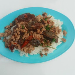 ข้าวกระเพราไข่เยี่ยวม้า