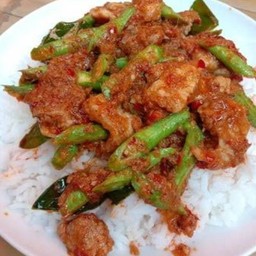 ข้าวพริกแกงหมูชิ้น