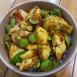 ไก่ผัดพริกแกงใต้สะตอราดข้าว