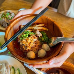 หมูสด+หมูตุ๋น+ตับ+ตีนไก่ รวมทุกอย่าง