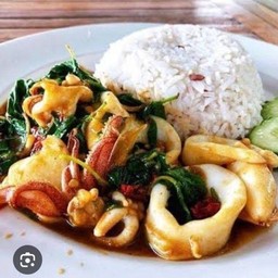 กระเพราปลาหมึกราดข้าว