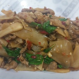 กะเพราเนื้อหน่อไม้ดองกับข้าว