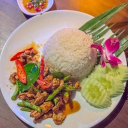 ผัดพริกแกงหมู (ราดข้าว)