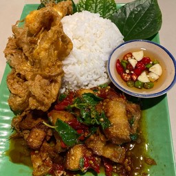 ข้าวราดกระเพราหมูกรอบไข่เจียว