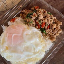 กะเพราหมู+ไข่ดาว