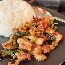 กรเพราเบค่อนพริกแห้ง