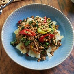 เส้นใหญ่กะเพราเนื้อออสเตรเลีย