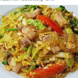 กะหล่ำปลีผัดวุ้นเส้นใส่ไข่เป็นกับหรือราดข้าวก็ได้นะคะ