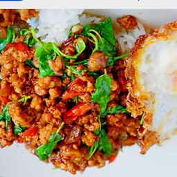 กระเพราหมูสับไข่ดาว