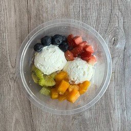 เซ็ต L กรีกโยเกิร์ต 2 สกู๊ป พร้อมผลไม้ 4 อย่าง