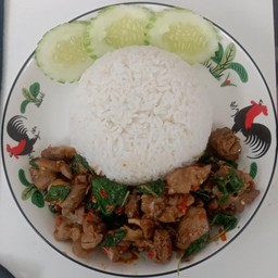 ข้าวผัดกระเพราเครื่องในไก่
