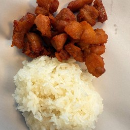 ข้าวเหนียวหมูสามชั้นทอดน้ำปลา