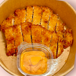 ไก่ชิ้นทอดกรอบร้อนๆทานคู่กับซอสชีสดิป