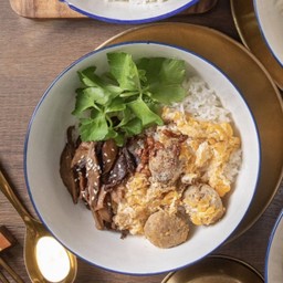 ข้าวแห้งหมูเด้งเห็ดหอมคั่วไข่