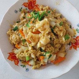 ไก่ผัดผงกะหรี่ราดข้าว