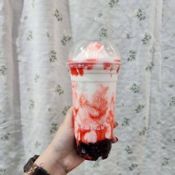 นมสดปั่น ราดซอสสตอเบอรี่