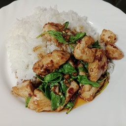 ข้าวกะเพราไก่ชิ้น